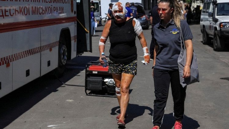 Um morador ferido caminha perto de um pr&eacute;dio de apartamentos danificado por um ataque de m&iacute;ssil russo, em meio ao ataque da R&uacute;ssia &agrave; Ucr&acirc;nia, em Odessa, Ucr&acirc;nia, em 15 de julho de 2026. REUTERS/Nina Liashonok TPX IMAGES OF THE DAY