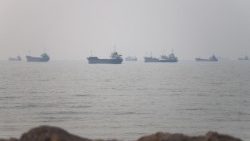Meli katika Mlango-Bahari wa Hormuz karibu na ufukwe wa Bandari Abbas