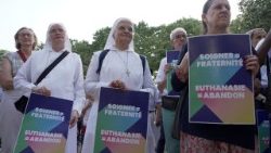Manifestation contre la loi sur la fin de vie devant l'Assemblée nationale en France mercredi 15 juillet 2026.