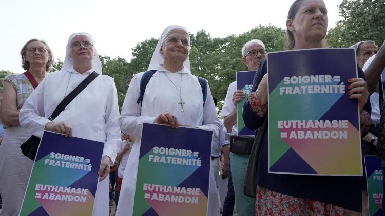 Manifestation contre la loi sur la fin de vie devant l'Assemblée nationale en France mercredi 15 juillet 2026.
