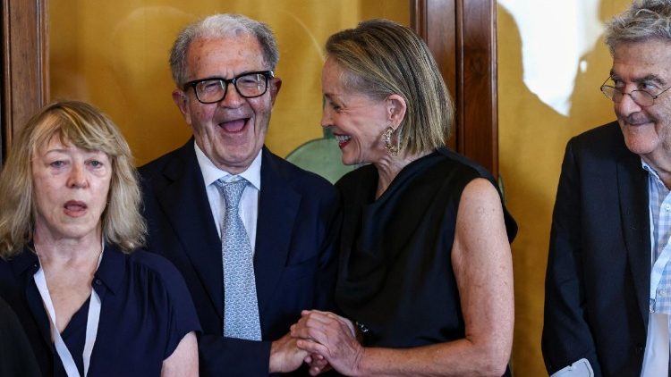 An der Vorstellung der Erklärung auf dem Kapitol nahmen u.a. Italiens Ex-Premier Romano Prodi und US-Schauspielerin Sharon Stone teil