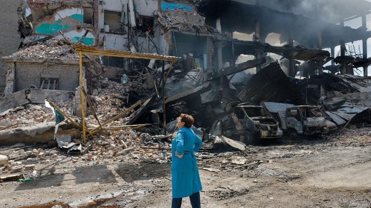 Uma mulher est&aacute; em frente a uma f&aacute;brica de doces danificada ap&oacute;s um ataque, que as autoridades instaladas pela R&uacute;ssia chamaram de ataque ucraniano, no decorrer do conflito entre R&uacute;ssia e Ucr&acirc;nia, na cidade de Horlivka (Gorlovka), na regi&atilde;o de Donetsk, uma &aacute;rea da Ucr&acirc;nia controlada pela R&uacute;ssia, em 17 de julho de 2026. REUTERS/Alexander Ermochenko