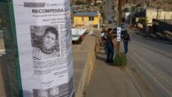 Un volantino di ricerca affisso su un palo della luce per Hector Yahir Chico Sanchez, scomparso dal 1° febbraio 2025, a Ciudad Juárez