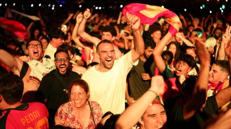 Pessoas celebrando a vit&oacute;ria da Copa