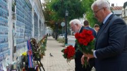 arcibiskup Paul Richard Gallagher u památníku Majdanu