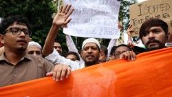 Des personnes se rassemblent en signe de solidarité aux manifestations du Cockroach Janta Party (CJP) à Calcutta, en Inde.