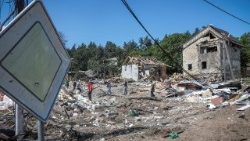 Un'area residenziale della regione di Kyiv colpita da raid russi (Reuters)
