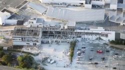 Uma vista aérea mostra o shopping center Aeon Mall danificado após um terremoto de magnitude preliminar de 7,1 atingir a província de Kumamoto, no sul do Japão, na cidade de Kashima, província de Kumamoto, Japão, em 28 de julho de 2026. Kyodo/via REUTERS