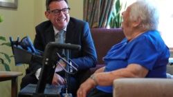 Thủ tướng Anh Andy Burnham thăm một nhà chăm sóc người cao tuổi ở London