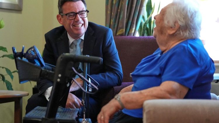 Thủ tướng Anh Andy Burnham thăm một nhà chăm sóc người cao tuổi ở London