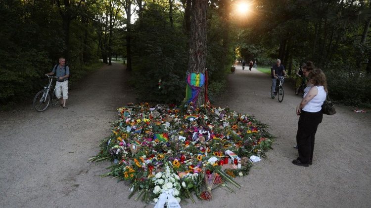Ein Gedenkort beim Ort des Attentats auf den CSD in Berlin