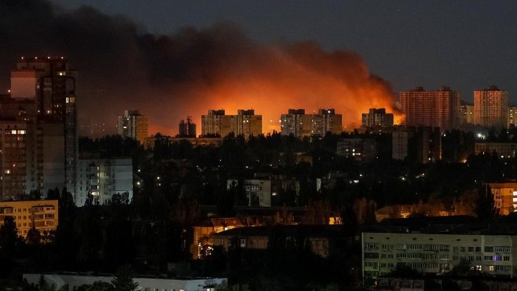 Fuma&ccedil;a sobe na cidade durante um ataque de m&iacute;ssil russo, em meio ao ataque da R&uacute;ssia &agrave; Ucr&acirc;nia, em Kiev, Ucr&acirc;nia, 30 de julho de 2026. REUTERS/Gleb Garanich