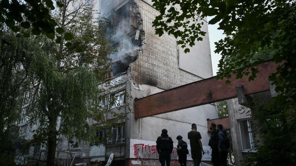 Equipes de resgate e moradores observam o local de um prédio de apartamentos atingido por um míssil russo, em meio ao ataque da Rússia à Ucrânia, em Lviv, Ucrânia, em 30 de julho de 2026. REUTERS/Stringer