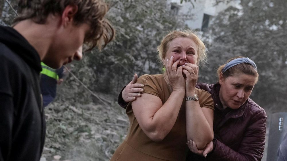 Uma mulher reage perto de um prédio de apartamentos atingido por um míssil russo, em meio ao ataque da Rússia à Ucrânia, em Lviv, Ucrânia, em 30 de julho de 2026. REUTERS/Roman Baluk