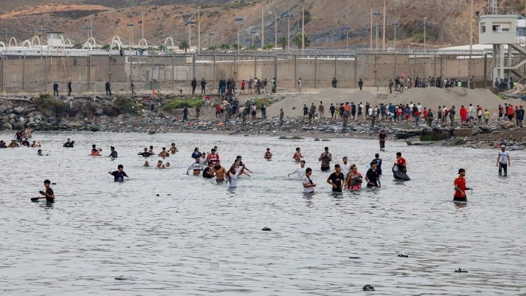  Los migrantes cruzan la frontera hacia el enclave espa&ntilde;ol de Ceuta