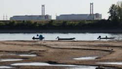 Il Danubio in secca nei pressi della centrale nucleare ungherese di Paks