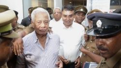 Der ehemalige Polizeichef Pujith Jayasundara und der ehemalige Staatssekretär im Verteidigungsministerium, Hemasiri Fernando, werden in Colombo von Polizeibeamten eskortiert