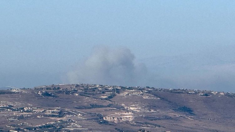 El humo se eleva desde el sur del Líbano en medio de nuevos ataques israelíes. 