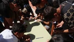 La comunidad de Ceuta y las ONG prestan ayuda a los menores migrantes no acompañados
