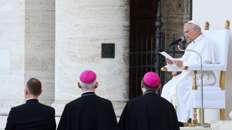 Leone XIV in piazza Santa Maria degli Angeli ad Assisi 