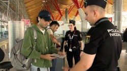 La polizia spagnola controlla i documenti dei viaggiatori provenienti dall'Italia all'aeroporto di Madrid-Barajas