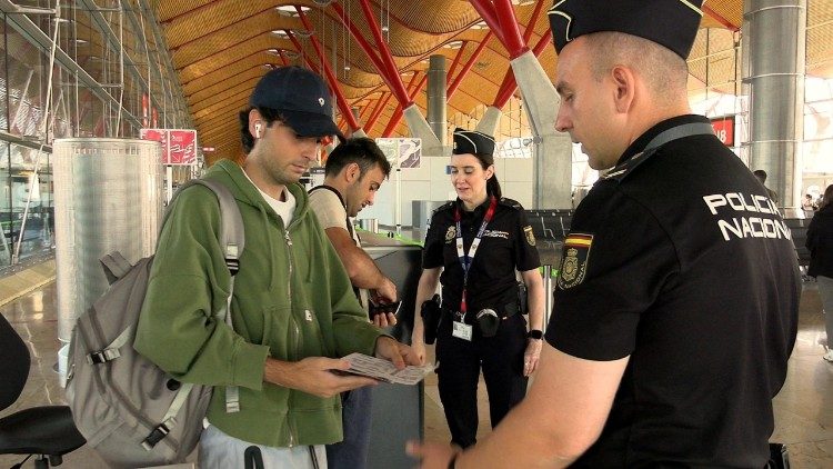 La polizia spagnola controlla i documenti dei viaggiatori provenienti dall'Italia all'aeroporto di Madrid-Barajas