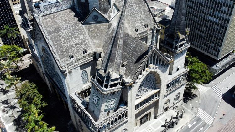 La cathédrale de Manizales endommagée par le tremblement de terre qui a frappé la Colombie.