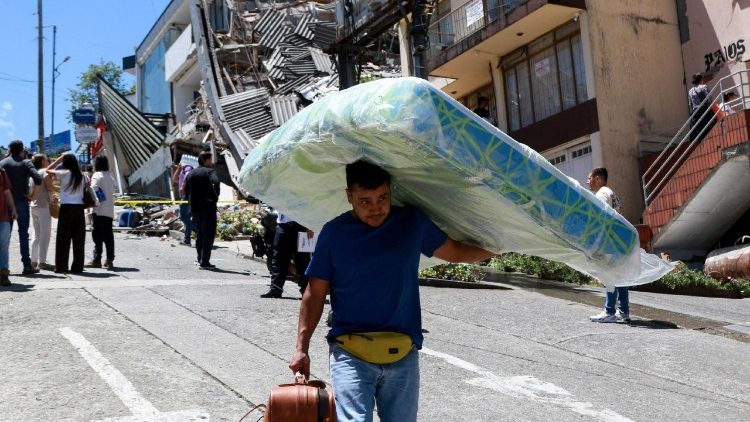 Watu nchini Colombia wakitafuta namna ya kujihifadhi baada ya tetemeko