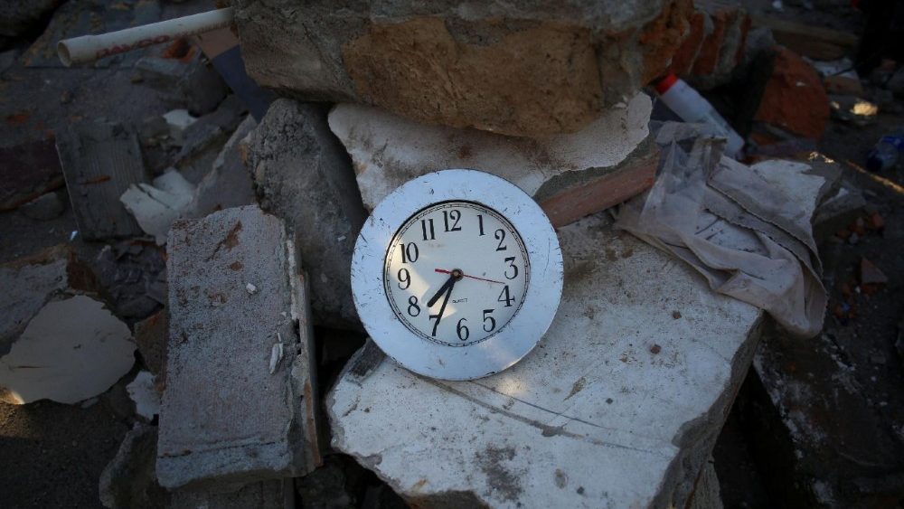 Um relógio é visto no local de um prédio danificado após um terremoto em Pereira, Colômbia, em 10 de agosto de 2026. REUTERS/Juan David Duque