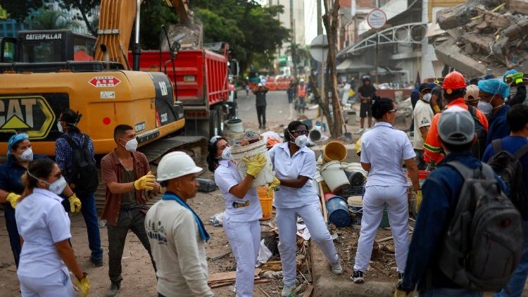 Trabajos de rescate luego el terremoto en Cali (Colombia)