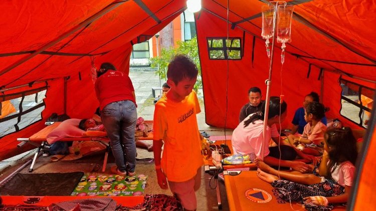 Papa Leo XIV amesikitishwa sana na taarifa za maafa yaliyosababishwa na tetemeko la ardhi katika eneo la East Nusa Tenggara, na anapenda kutumia fursa hii kuonesha mshikamano na watu wote wa Mungu nchini Indonesia 
