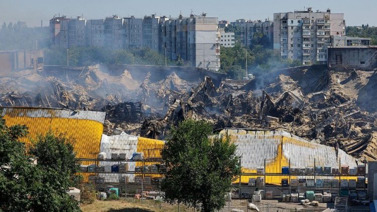 Hipermercado destruído pelo fogo após um ataque de drone ucraniano durante a noite, no contexto do conflito entre Rússia e Ucrânia em Donetsk, cidade ucraniana controlada pela Rússia, em 16 de agosto de 2026. REUTERS/Alexander Ermochenko