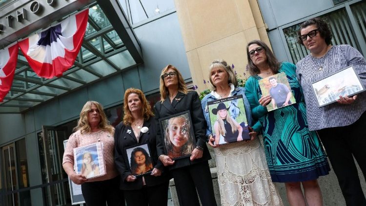 En Oakland, California, la gente está mostrando fotos de niños y jóvenes cuyas muertes se han relacionado con el uso de las redes sociales, horas antes de que comience el juicio de Meta 