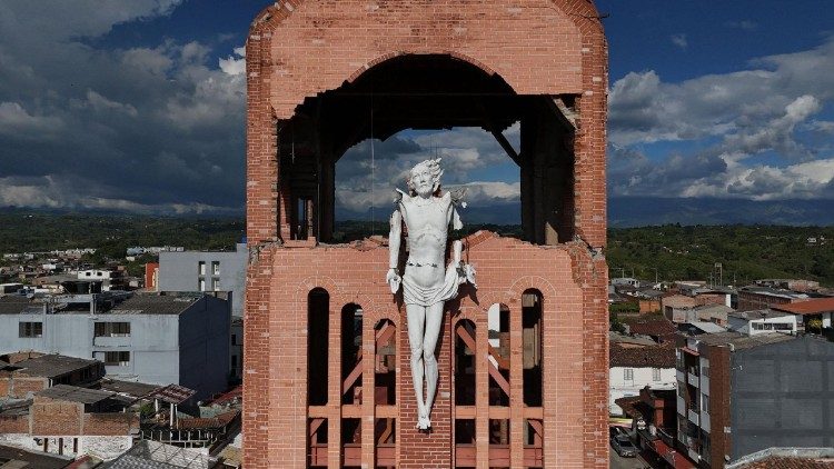Imagen tomada desde un dron de una iglesia da&ntilde;ada por el terremoto en Quimbaya, Colombia, el 18 de agosto de 2026.