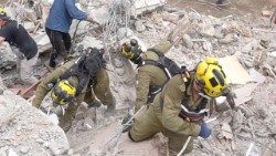 इज़राइल से आई बचाव टीम के सदस्य भूकंप के बाद मलबे के बीच कैली नाम की जगह पर काम कर रहे हैं।