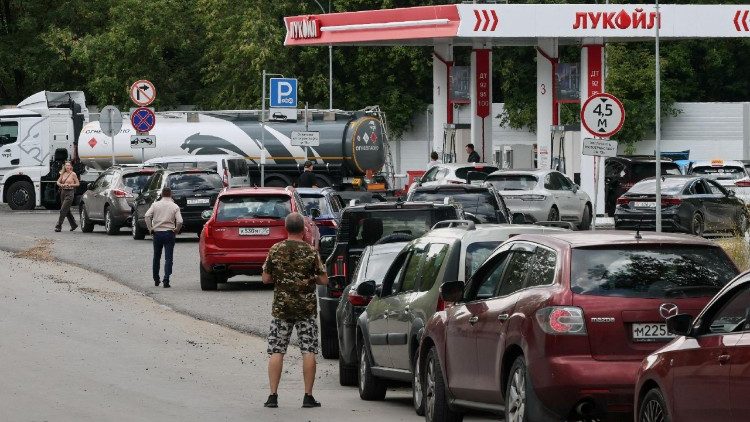 Filas de carros aguardam abastecimento em um posto da Lukoil em meio &agrave; escassez de combust&iacute;vel ap&oacute;s uma s&eacute;rie de ataques a&eacute;reos ucranianos a refinarias de petr&oacute;leo em regi&otilde;es russas e novos cortes na produ&ccedil;&atilde;o de gasolina, no contexto do conflito entre R&uacute;ssia e Ucr&acirc;nia, em Moscou, R&uacute;ssia, 17 de agosto de 2026. REUTERS/Anastasia Barashkova/Foto de arquivo