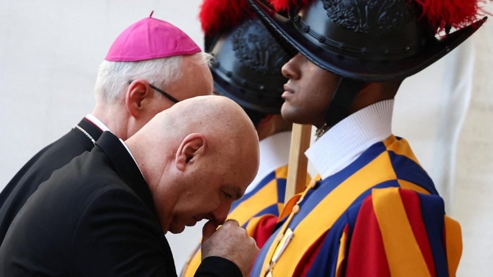 O presidente libanês Joseph Aoun passa por guardas suíços ao chegar ao pátio de São Dâmaso para se encontrar com o Papa Leão XIII no Vaticano, em 20 de agosto de 2026. REUTERS/Guglielmo Mangiapane