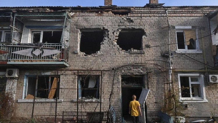 Um residente entra em um pr&eacute;dio de apartamentos danificado por um ataque militar russo no vilarejo de Bilenke, na linha de frente, em meio ao ataque da R&uacute;ssia &agrave; Ucr&acirc;nia, na regi&atilde;o de Zaporizhzhia, Ucr&acirc;nia, em 20 de agosto de 2026. REUTERS/Stringer