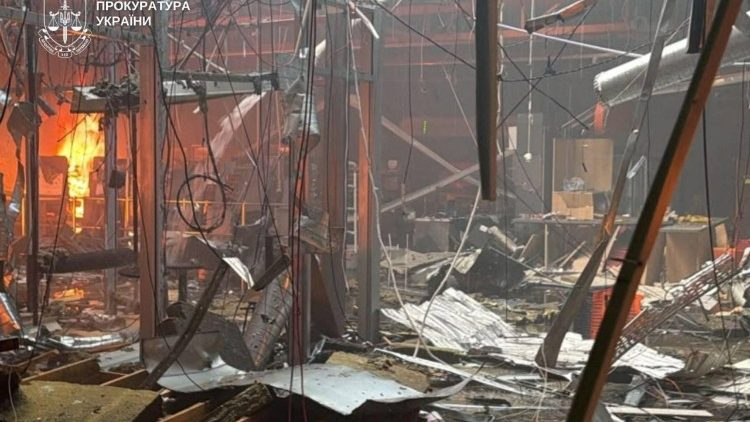 Local de um centro comercial atingido por um ataque de drones russos, em meio ao ataque da Rússia à Ucrânia, em Kryvyi Rih, região de Dnipropetrovsk, Ucrânia, nesta imagem divulgada em 21 de agosto de 2026. Procuradoria-Geral via Telegram/Imagem divulgada via REUTERS