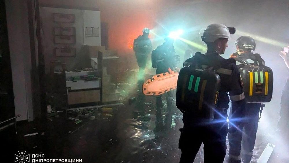 Equipes de resgate trabalham no local de um shopping center atingido por um ataque de drones russos, em meio à ofensiva da Rússia contra a Ucrânia, em Kryvyi Rih, região de Dnipropetrovsk, Ucrânia, nesta foto divulgada em 21 de agosto de 2026. Press service of the State Emergency Service of Ukraine in Dnipropetrovsk region/Handout via REUTERS