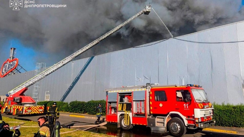 Esta fotografia, divulgada pelo Serviço Estatal de Emergência da Ucrânia em 21 de agosto de 2026, mostra bombeiros participando de operações de combate a um incêndio em um shopping center danificado após um ataque russo em Kryvyi Rih, em meio à invasão russa da Ucrânia. O presidente ucraniano, em 21 de agosto de 2026, criticou duramente a Rússia pelo ataque "cínico e desprezível" a um shopping center em sua cidade natal, que matou pelo menos cinco pessoas e feriu mais de 50. (Foto: Divulgação / State Emergency Service of Ukraine / AFP PHOTO)   (AFP or licensors)
