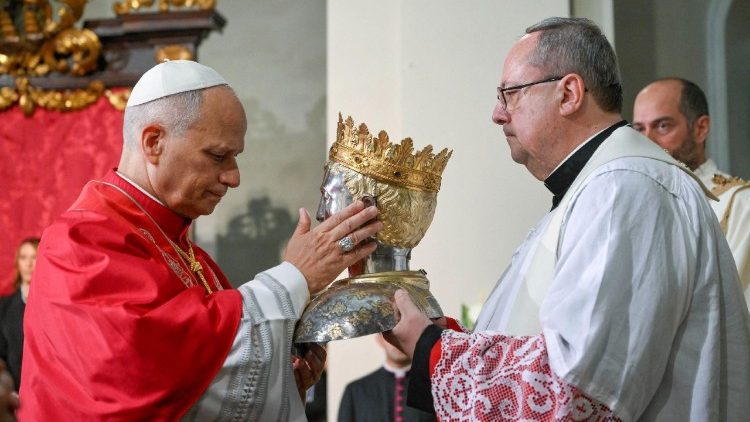 Le&oacute; p&aacute;pa Szent Marinusz erekly&eacute;je előtt