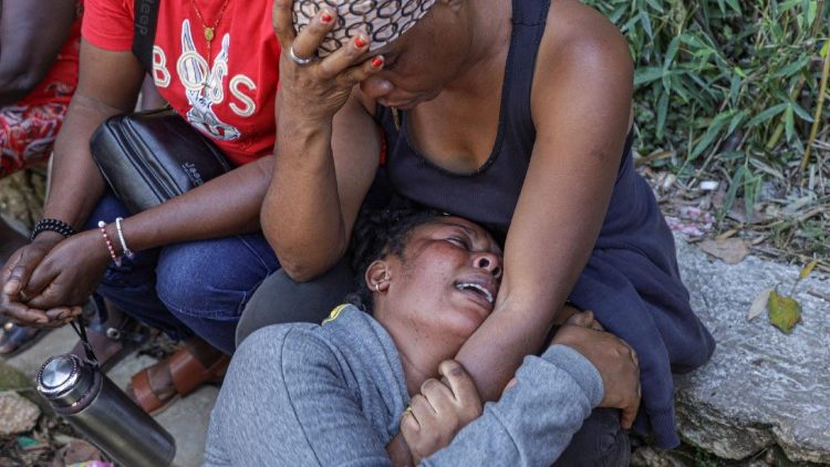 Des proches des victimes de l'attaque à Kenscoff pleurent les victimes