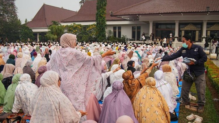 Muslime beten an diesem Dienstag auf Sumatra um Regen