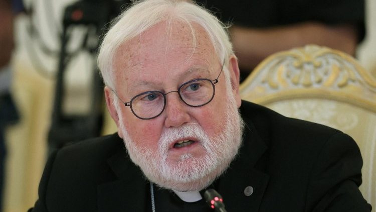 Askofu mkuu Paul R. Gallagher akiwa nchini Urusi kwa ziara ya kikazi