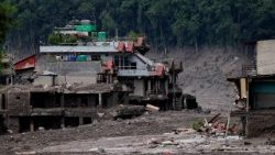 नेपाल में आई भयानक बाढ़ से हुई जान-माल के नुकसान 