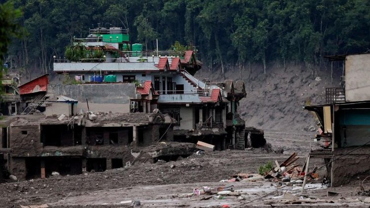 नेपाल में आई भयानक बाढ़ से हुई जान-माल के नुकसान 