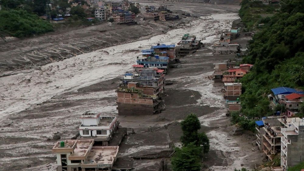 Vista panorâmica de propriedades cobertas de lama após uma inundação repentina em Trishuli, distrito de Nuwakot, Nepal, 26 de agosto de 2026. REUTERS/Navesh Chitrakar
