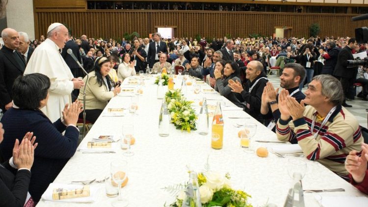 പാവപ്പെട്ടവക്കൊപ്പം ഭക്ഷണം പങ്കിടുന്ന ഫ്രാൻസിസ് പാപ്പാ -  ഫയൽ ചിത്രം