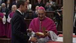 Архивна снимка на президента Макрон по време на първото му посещение във Ватикана, в базиликата „Свети Йоан Латерански“ на 26 юни 2018 г.